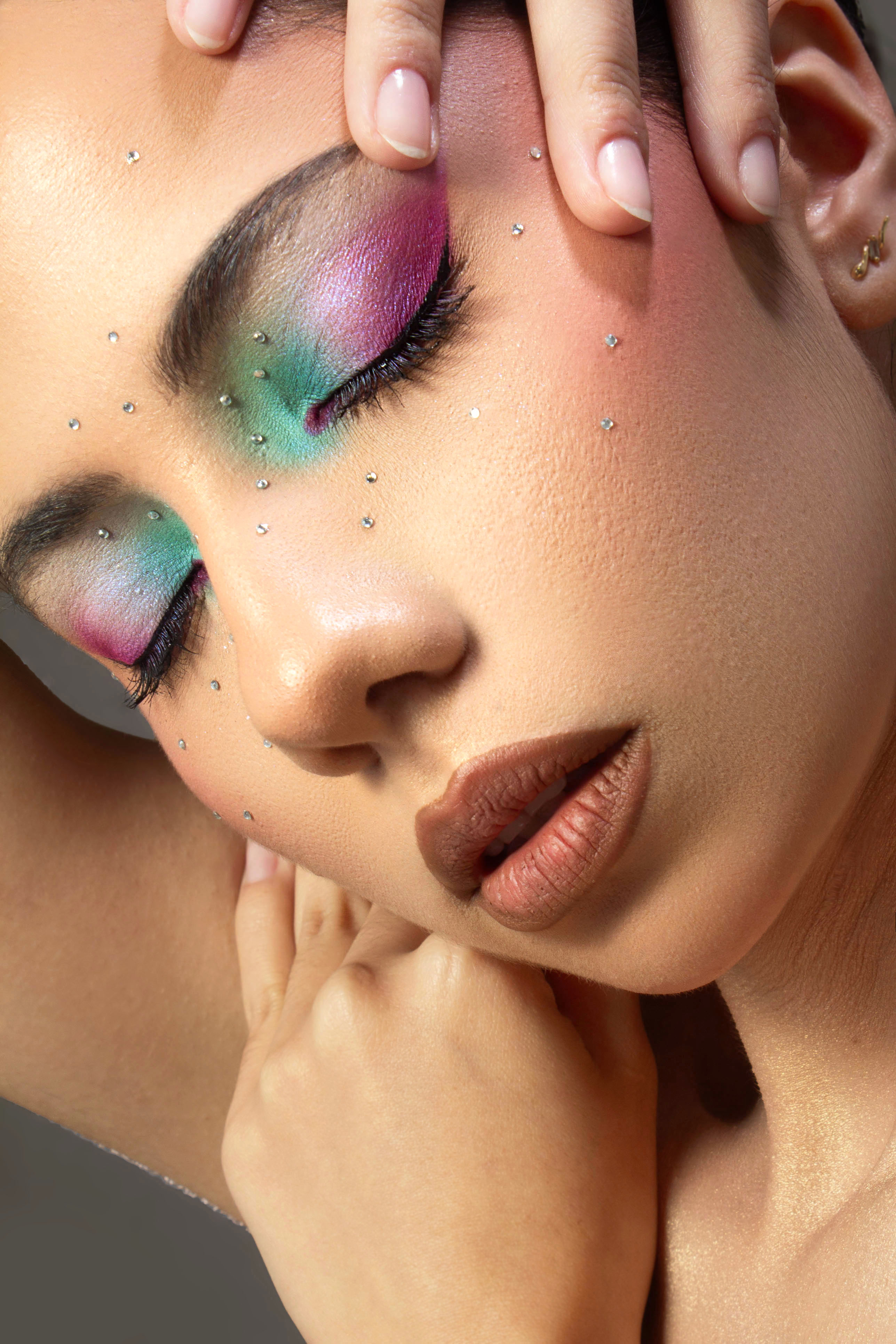 Atención profesional a clienta real por maquillador profesional