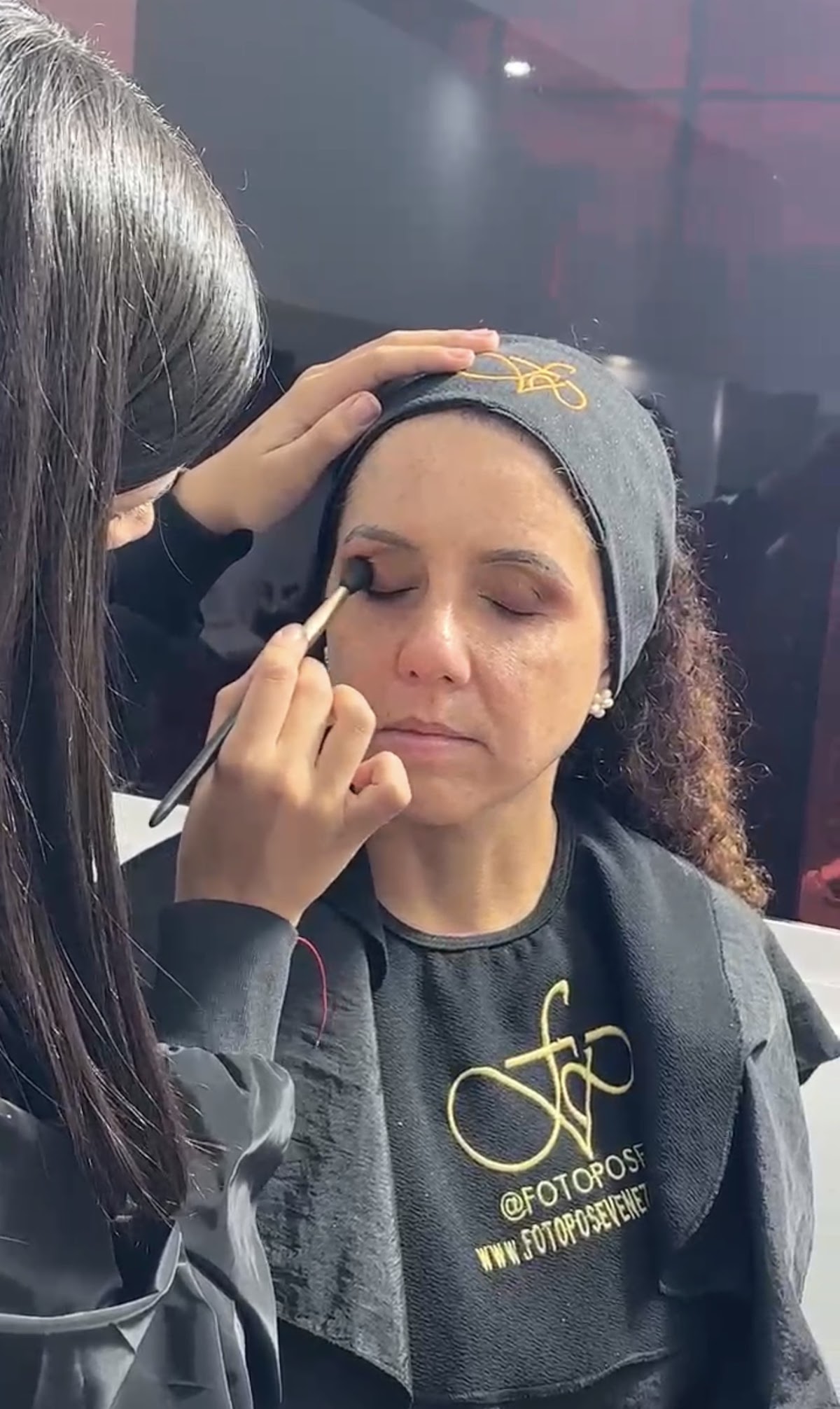 Itzayana en preparación técnica y concentración previa en camerino MUA.