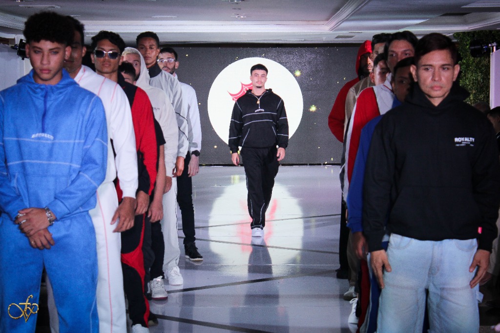 Técnica de posado y porte en trajes de etiqueta y casual.