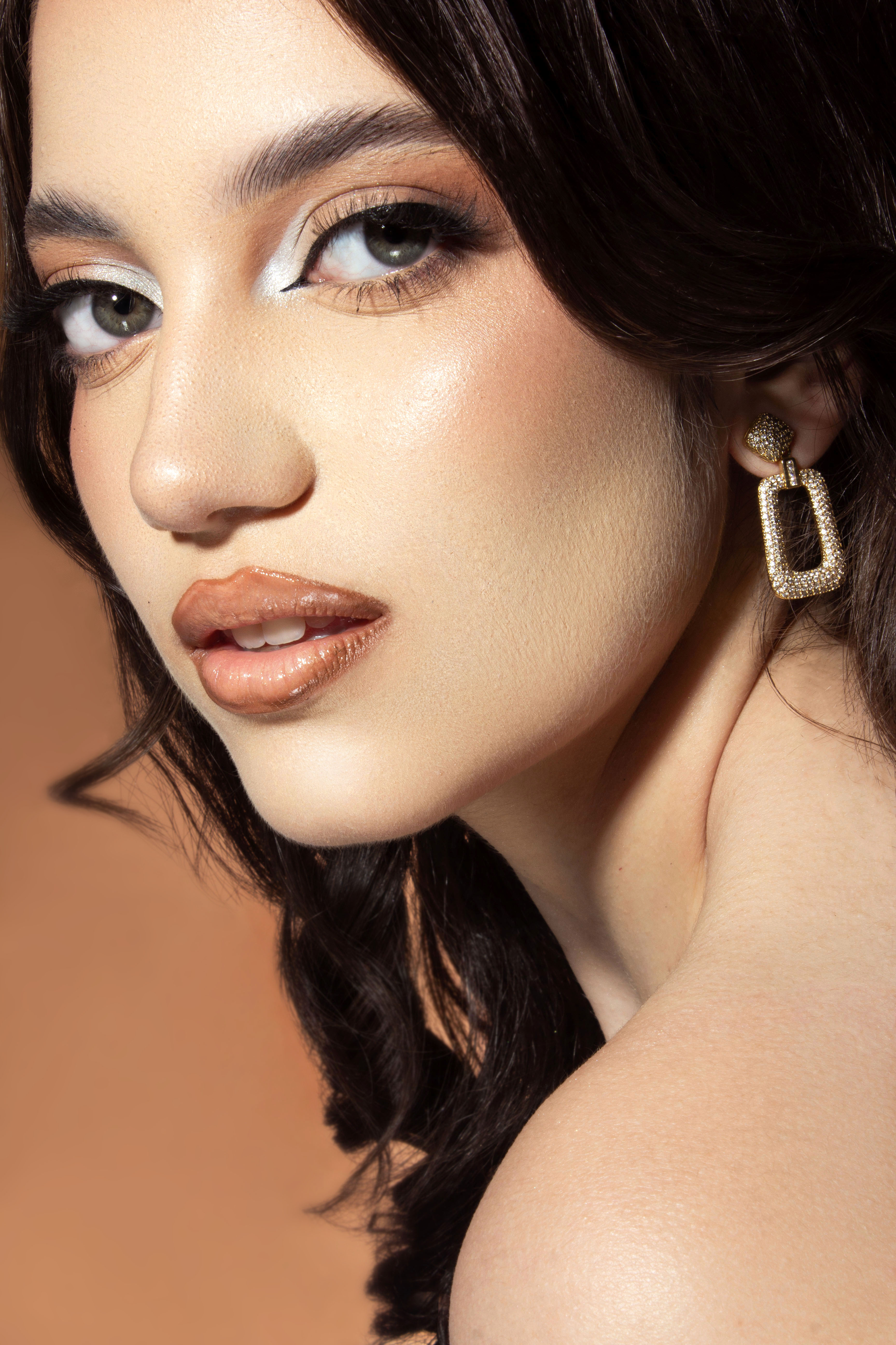 Caterina Piccioni primer plano close-up de maquillaje cálido y belleza natural