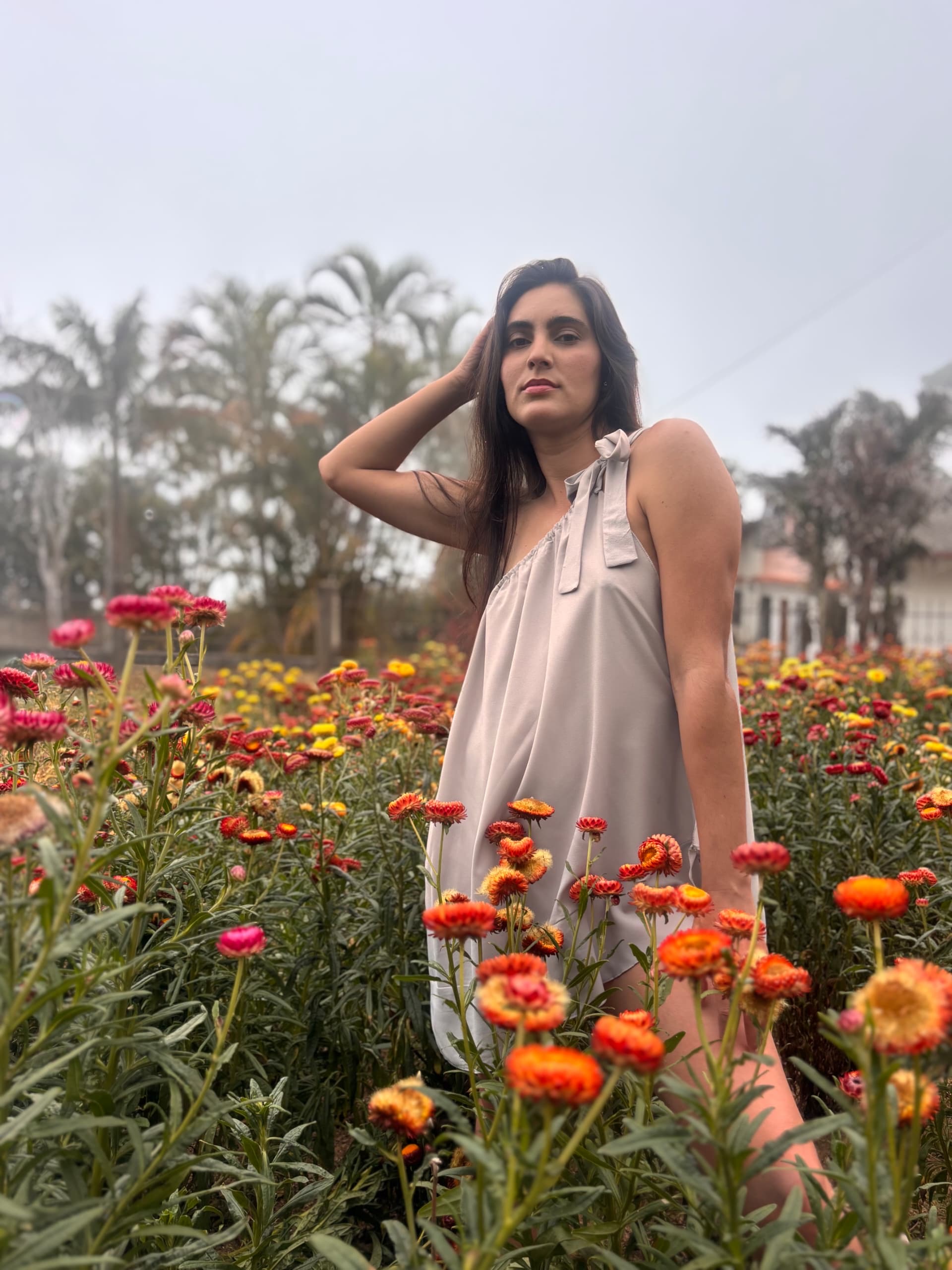 Francis Virginia Borges retrato editorial en campo de flores
