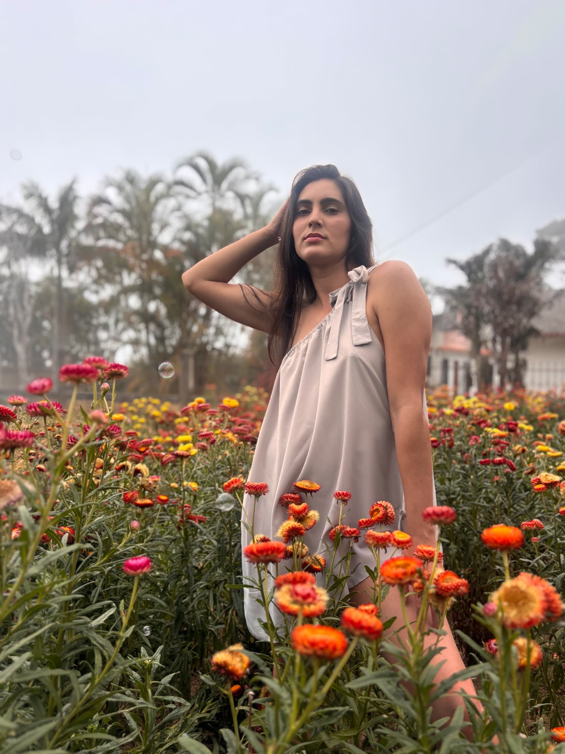 Francis Virginia Borges en sesión editorial al aire libre en campo de flores