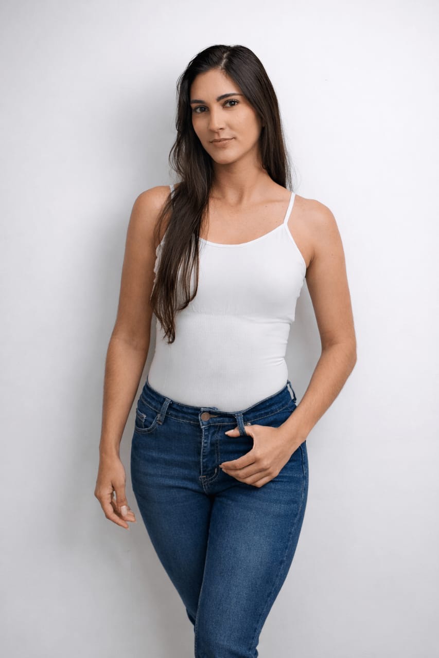 Francis Virginia Borges polaroid de casting cuerpo entero con jeans y top blanco