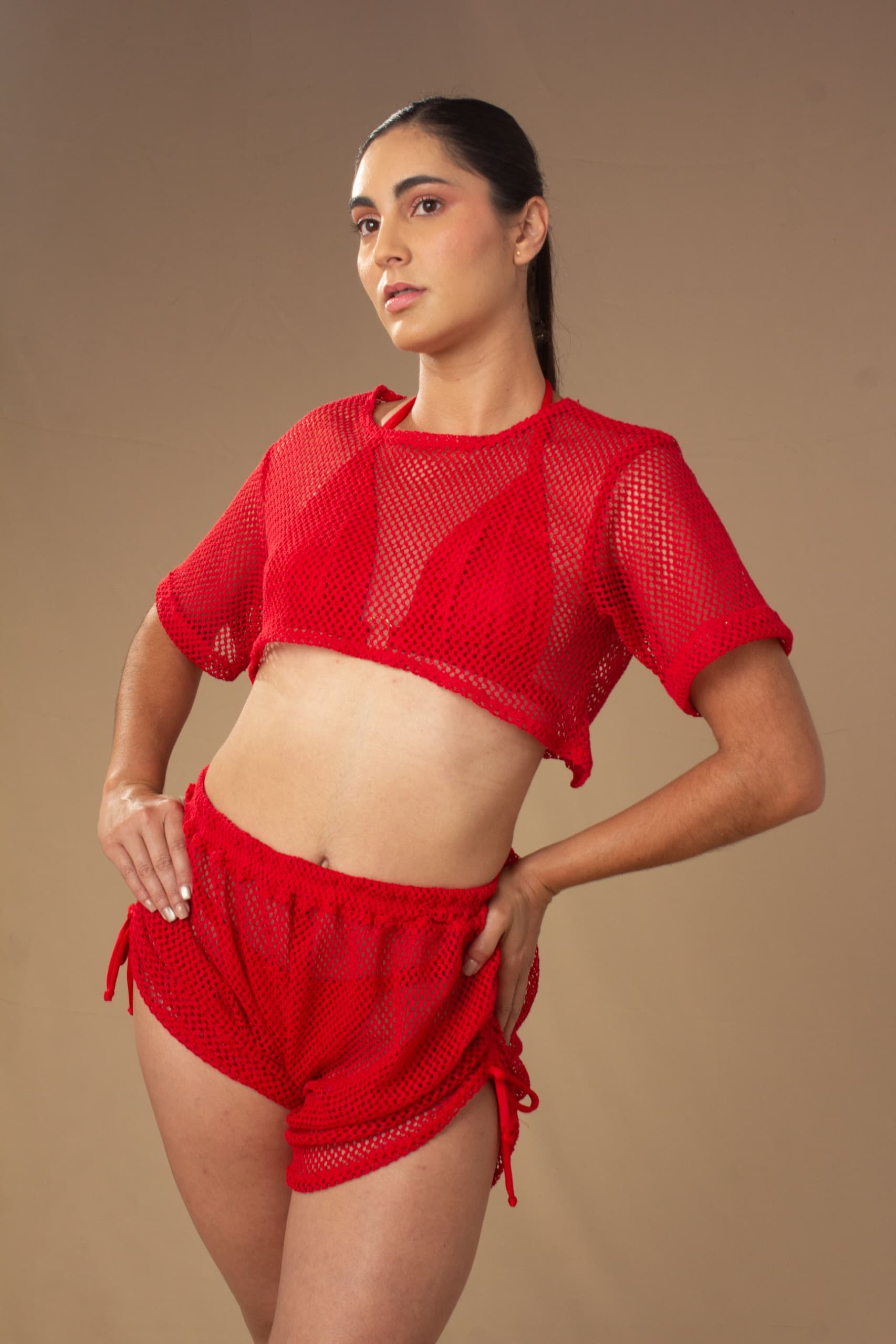 Francis Virginia Borges look deportivo calado en rojo vivo