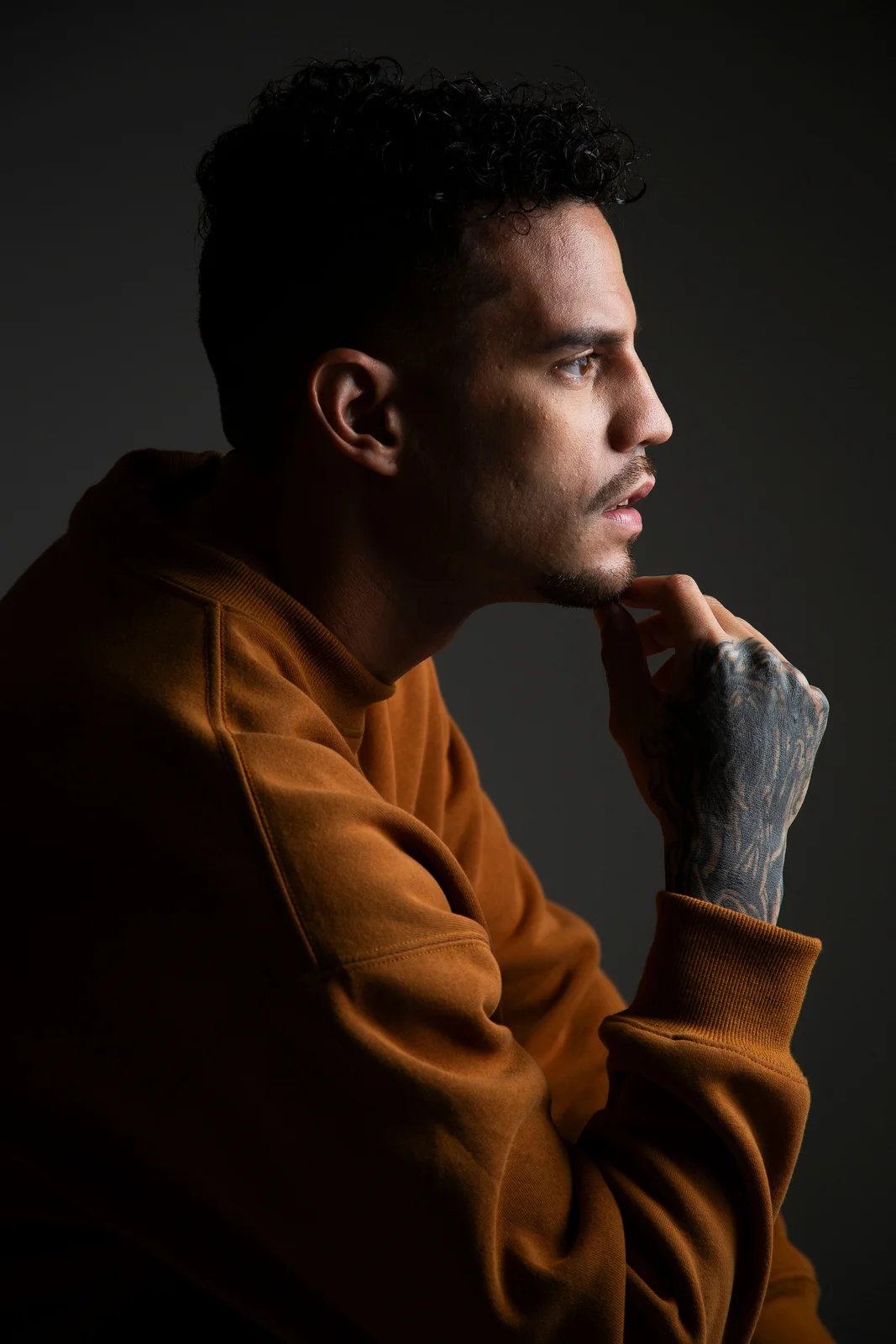 Geralbert Rebolledo detalle editorial y estilo libre